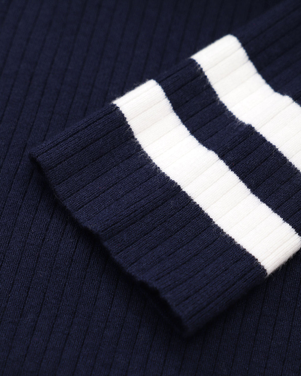 Φόρεμα Με Ριγέ Πουλόβερ Σε Μπλε Σκούρο Χρώμα Και Αντίθεση Με V