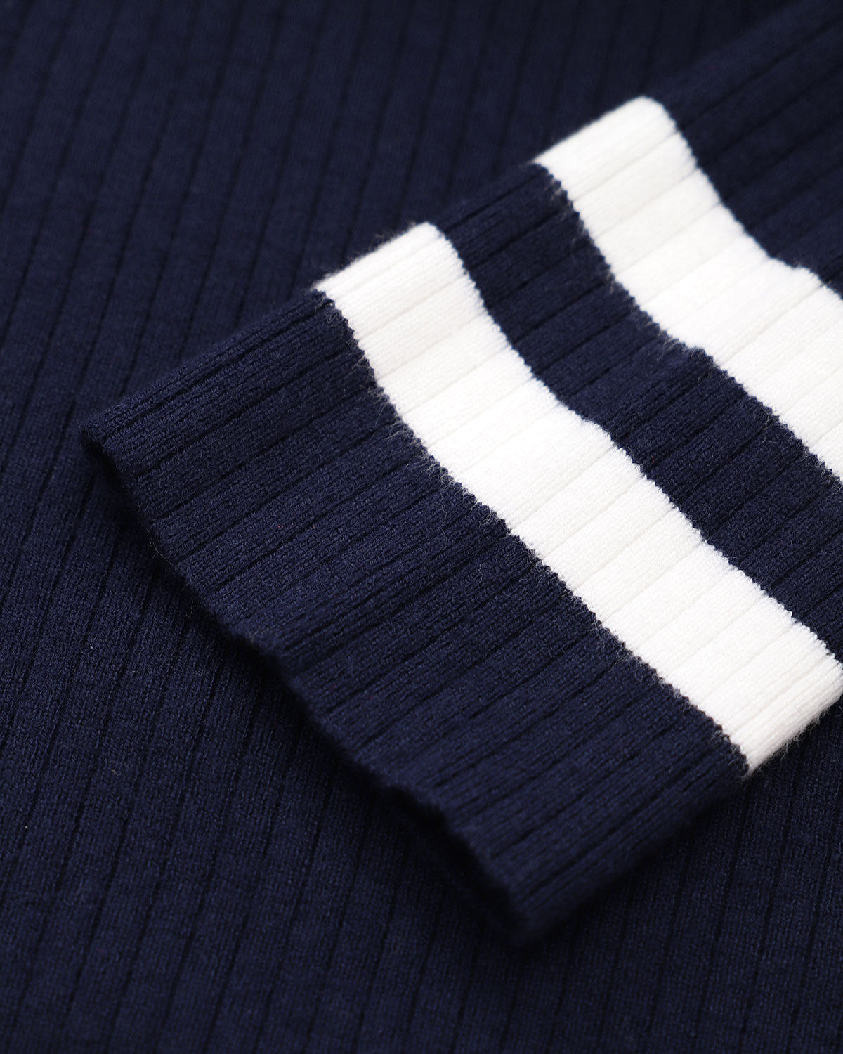 Φόρεμα Με Ριγέ Πουλόβερ Σε Μπλε Σκούρο Χρώμα Και Αντίθεση Με V