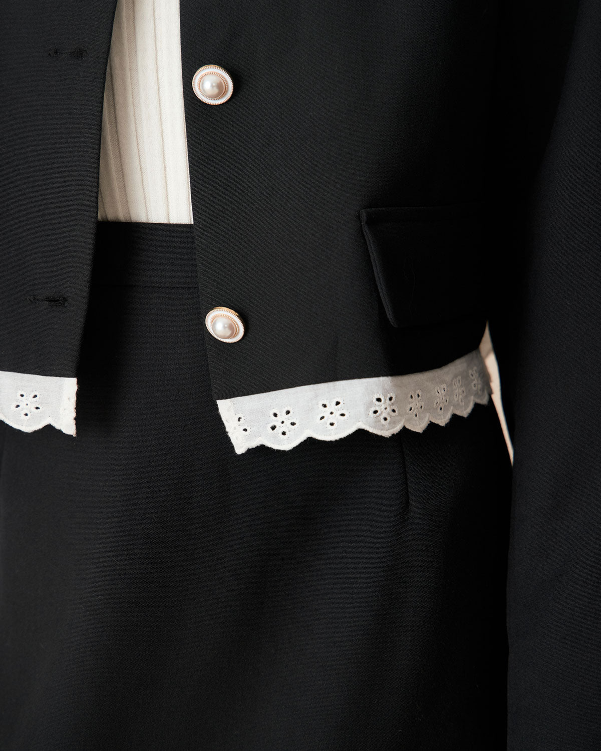 Μαύρο Μπουφάν Με Μονόπετο Σε Αντίθεση