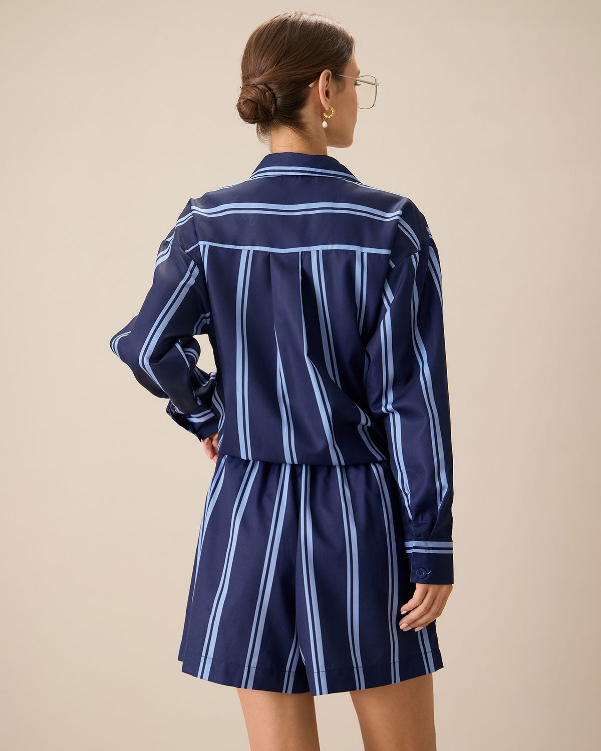 Σορτς Με Λάστιχο Στη Μέση Και Ρίγες Σε Μπλε Σκούρο Χρώμα