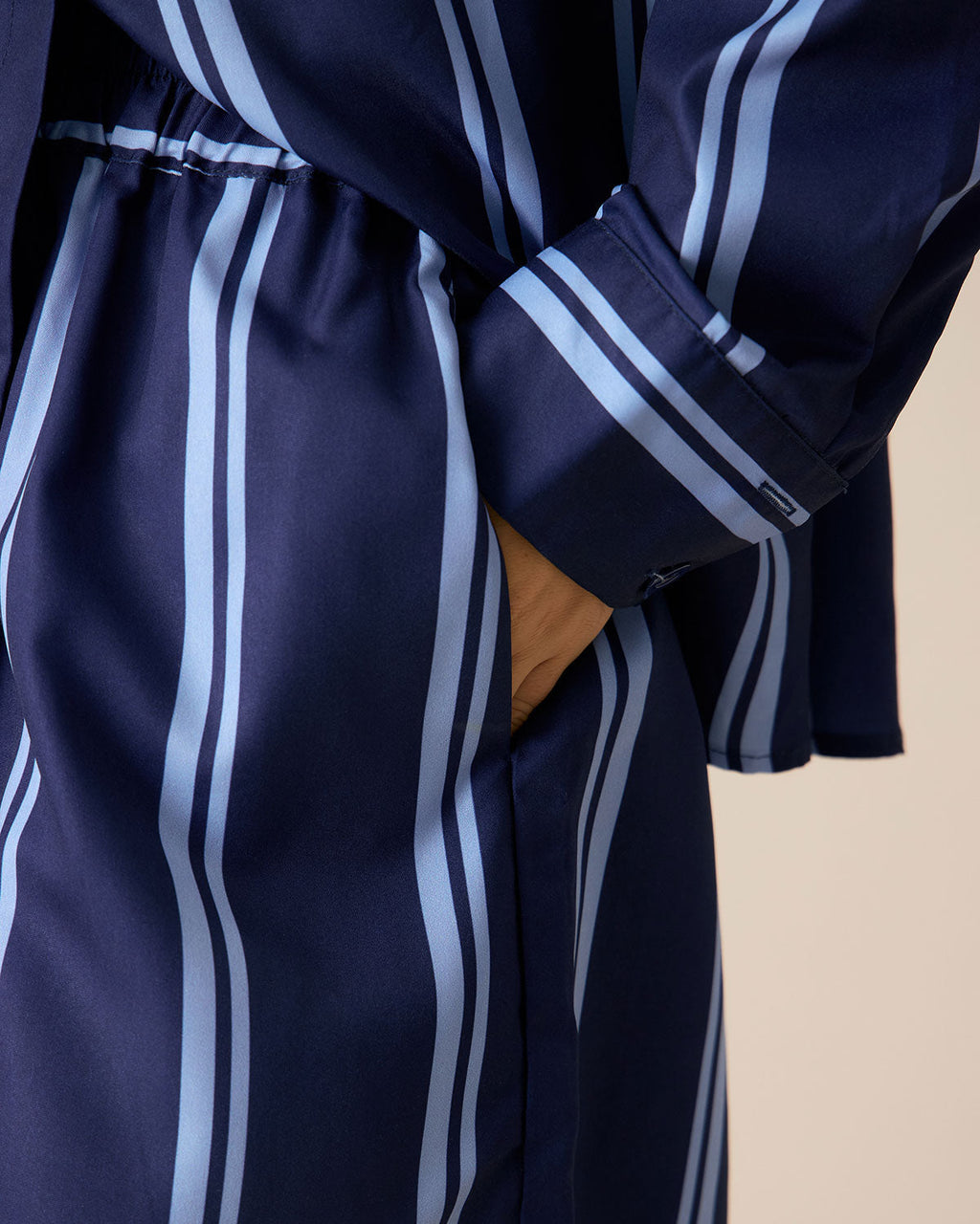 Σορτς Με Λάστιχο Στη Μέση Και Ρίγες Σε Μπλε Σκούρο Χρώμα